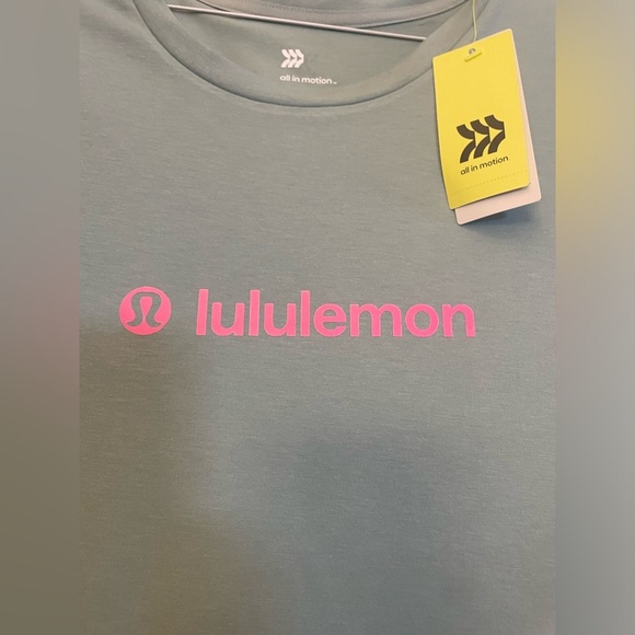 NWT- WOMENS GRAPHIC SLEEVELESS
XL- SAGE GREEN - Picture 2 of 9